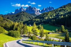 Strada tortuosa nella Val di Funes, Trentino Alto Adige. I picchi alpini e le foreste montane rendono il paesaggio uno dei più suggestivi per i turisti.

