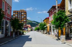 Street view del centro di Chepelare, la cittadina bulgara situata nella parte meridionale del paese, non lontano dal confine con la Grecia - © trabantos / Shutterstock.com