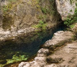 Su Gologone, le acque che escono da una frattura calcarea vicino ad Oliena, Sardegna. Monumento naturale dal 1998, Su Gologone è la più importante sorgente sarda nonché ...