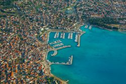 Una suggestiva veduta aerea della città di Vodice, Croazia. E' il più grande centro della contea di Sibenik con alberghi, campeggi, un grande porto turistico, bar e ristoranti.
 ...