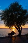 Un suggestivo tramonto sul lago di Bracciano vicino a Anguillara Sabazia, Lazio.



