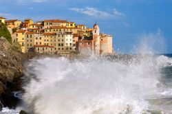 Una mareggiata sulla marina di Tellaro, La Spezia, Italia. Situato al confine con il territorio di Ameglia, Tellaro è caratterizzato da un litorale dall'aria selvaggia.
