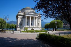 Tempio Voltiano a Como, Lombardia - Questo bell'edificio inaugurato nel 1928 è un museo scientifico situato su Lungo Lario Marconi a Como. Fu voluto e finanziato dall'industriale ...