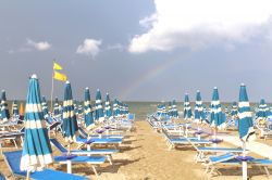 Temporale pomeridiano, con arcobaleno, sulla spiaggia di Zadina Pineta in Romagna