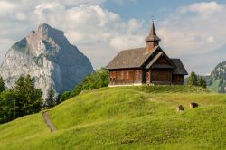 Tipico paesaggio svizzero: veduta della vetta Grosser Mythen dal villaggio di Stoos. Attorno a questo monte si snodano spettacolari sentieri escursionistici che attraversano il paradiso naturale ...