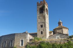 Torre campanaria della Collegiata di Sant'Agata nel centro di Asciano, Toscana. L'elegante campanile si innalza a fianco dell'edificio religioso e completa questo luogo di culto.
 ...