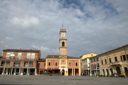 Torre campanaria di Forlimpopoli e piazza centrale della cittadina romagnola - © Paolo Bona / Shutterstock.com