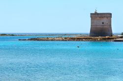 Torre Chianca a Porto Cesareo, sullo sfondo l'Isola della Malva raggiungibile in barca o pedalò