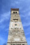 Torre civica di Lonato del Garda, Lombardia, Italia. Sormontata da una cupola prima del 1800, la torre venne poi sopraelevata e ornata di merlatura. L'orologio che la impreziosisce è ...