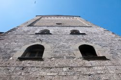 Torre degli Alghisi, costruita tra XII e XIII secolo, è uno dei simboli del centro di Lovere, sul Lago d'Iseo.
