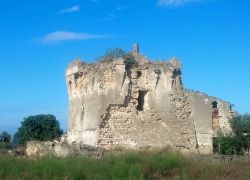 L'antico bastione difensivo di Torre Ofanto a Fiumara, dintorni di Barletta (Puglia) - © Vipstano - CC BY-SA 4.0, Wikipedia