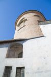 Una caratteristica torre rotonda si innalza verso il cielo azzurro a Mondovì, Piemonte, Italia.


