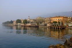 Torri del Benaco, Lago di Garda (Veneto): durante la dominazione romana fu un centro di importante comunicazione grazie alla sua posizione strategica - © 201464891 / Shutterstock.com