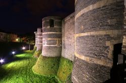Torri e mura del castello di Angers by night, Francia. Nel XVII° secolo Enrico III° di Valois ordinò la distruzione del castello ma solo la parte superiore delle torri venne abbattuta ...