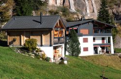 Tradizionali abitazioni nei pressi del monte Rigi a Rigi Kaltbad, Svizzera. Come in tutti i paesi di montagna, anche in questa località turistica apprezzata dagli amanti dello sci e non ...