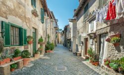 Le tradizionali case di Anguillara Sabazia affacciate sul centro storico, Lazio.
