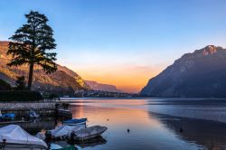 Tramonto a Mandello del Lario sul Lago di Como, Lombardia - © Philip Bird LRPS CPAGB / Shutterstock.com