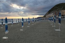 Un tratto del litorale di Moneglia, Liguria, al calar del sole. La particolarità delle spiagge di questa località è di essere di sabbia fine e di colore bianco a differenza ...