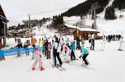 Turisti affollano le piste da sci durante la Coppa del Mondo a Meribel, Francia. Ospitata nel cuore delle 3 Vallées, uno dei comprensori sciistici più famosi al mondo, questo luogo ...