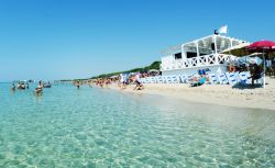 Turisti in spiaggia a Porto Cesareo, Salento, Puglia. Il litorale pugliese è uno dei più suggestivi di tutt'Italia - © pisaphotography / Shutterstock.com
