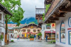Turisti in visita nel centro storico di Oberammergau, Baviera, Germania: questa cittadina è famosa per i numerosi dipinti che decorano le facciate delle case - © karamysh / Shutterstock.com ...