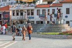 Turisti nei pressi della Fontana Musicale sul molo a Marmaris, Turchia - © Grinchenkova Anzhela / Shutterstock.com