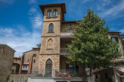 Un antico palazzo adibito a ristorante a Passignano sul Trasimeno - © Celli07 / Shutterstock.com