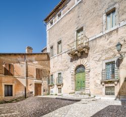 Un antico palzzo nel centro storico di Fara in Sabina nel Lazio - © Stefano_Valeri / Shutterstock.com