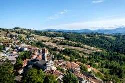 Un bel panorama del borgo di Murazzano dalla torre medievale, Piemonte. Siamo in uno dei più suggestivi angoli del territorio delle Langhe.

