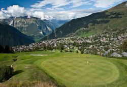 Un campo da golf con vista sulla cittadina di Verbier, Svizzera.




