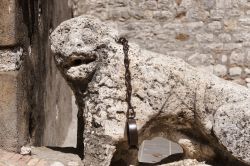 Un dettaglio di una statua nella Rocca di Alviano in Umbria