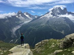 Un escursionista ammira il ghiacciaio dell'Argentiere, Francia. La lingua terminale del ghiacciaio domina dall'alto la località di Argentiere nel Comune di Chamonix.

