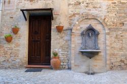 Un grazioso angolo del centro storico di Moresco, Fermo, Marche. All'interno delle mura il borgo conserva intatta la sua struttura medievale e passeggiare fra i suoi vicoli è un piacere ...