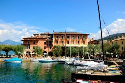Un grazioso angolo del porto di Torri del Benaco, provincia di Verona, Veneto - © 228785509 / Shutterstock.com