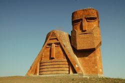 Un monumento all'uomo e alla donna a Step'anakert, capitale della Repubblica di Nagorno Karabakh.
