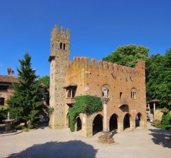 Un palazzo in stile medievale, con la torre dell'orologio, nel borgo di Grazzano Visconti