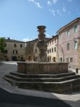 Un pittoresco angolo del cuore di Asciano, Crete senesi, Toscana. Il centro storico di questo borgo, definito "piccolo regno di grandi memorie", ospita opere artistiche che vanno da ...