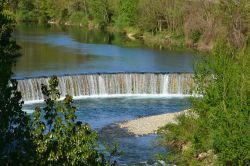 Un salto idraulico del fiume Arno non distante da Subbiano in Toscana
