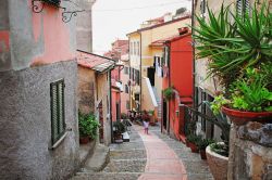 Un tipico vicolo in pietra nel villaggio di Tellaro, La Spezia, Italia. Le origini del borgo risalirebbero attorno al 1320/1380 in seguito anche allo spopolamento del vicino paese di Barbazzano ...