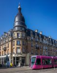 Un tram colorato in transito in una strada del centro di Reims, Francia - © BlindSpots / Shutterstock.com