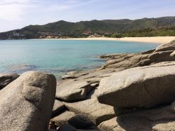 Un tratto del litorale di Solanas, Sardegna. Questa spiaggia è un paradiso marino e si presenta con un immenso arenile di sabbia dorata.



