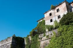 Un tratto delle mura della fortezza di Gradisca d'Isonzo, Friuli Venezia Giulia - © Directornico / Shutterstock.com