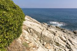 Un tratto di costa rocciosa nei pressi di Varazze in Liguria.