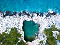 Un tratto di litorale a Lastovo in Croazia con rocce calcaree bianche ed acque limpide