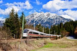 Un treno delle ferrovie tedesche attraversa le Alpi in Baviera nei pressi di Oberammmergau - © EWY Media / Shutterstock.com