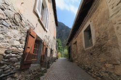 Un vicoletto nel borgo vecchio di Venosc, Francia. I suoi 25 km quadrati e i 900 abitanti ne fanno un villaggio d'altri tempi.
