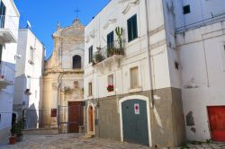 Un vicolo nel centro storico di Monopoli, Puglia. Il centro medievale di questo paese, che rivive oggi grazie a importanti interventi di restauro, è caratterizzato da chiese, conventi ...