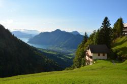 Una baita del borgo di Stoos con il villaggio sullo sfondo, Svizzera.
