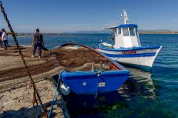 Una barca da pesca al porto di Carloforte, isola di San Pietro, Sardegna. La "Mattanza" è un'antica tecnica di pesca basata sull'utilizzo delle reti: in Sardegna ci ...