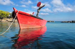 Una barca da pesca ormeggiata nel mare del Salento a Pulsano, Taranto, Puglia.



